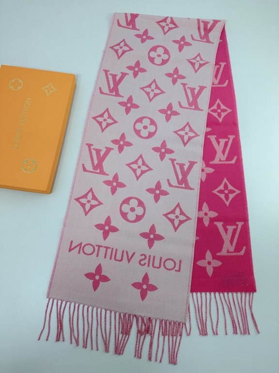 that   Simple letter combination2022 Counter New WoolSimply L's scarf amplifies the classic Monogram pattern across the entire width, illustrating the design heritage while brightening up the focus of everyday wear, with