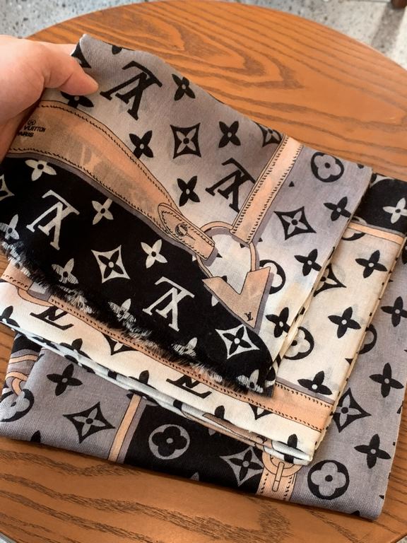 Lv's new chain   print with the classic Monogram pattern and many of Louis Vuitton's signature design elements give this new scarf an enduring fashionable appeal. This scarf will add a touch of sophistication to classic 