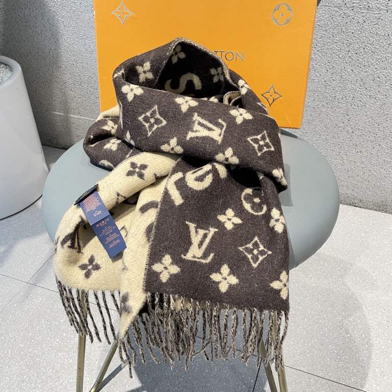 The best Superme  super soft and sticky [LV Supreme LV co-branded scarf]. Red through half the sky   Darren standard must have ~   the best quality   soft and delicate   90% wool, 10% cashmere fabric, absolutely skin-fri