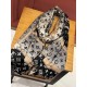 Will glow bright scarf 2023 spring new limited series popping to la LV original single authentic. Early fall staple models. Wear Le Tout Paris long scarf LV bags and the bottom of the logo rich details, more feminine cha