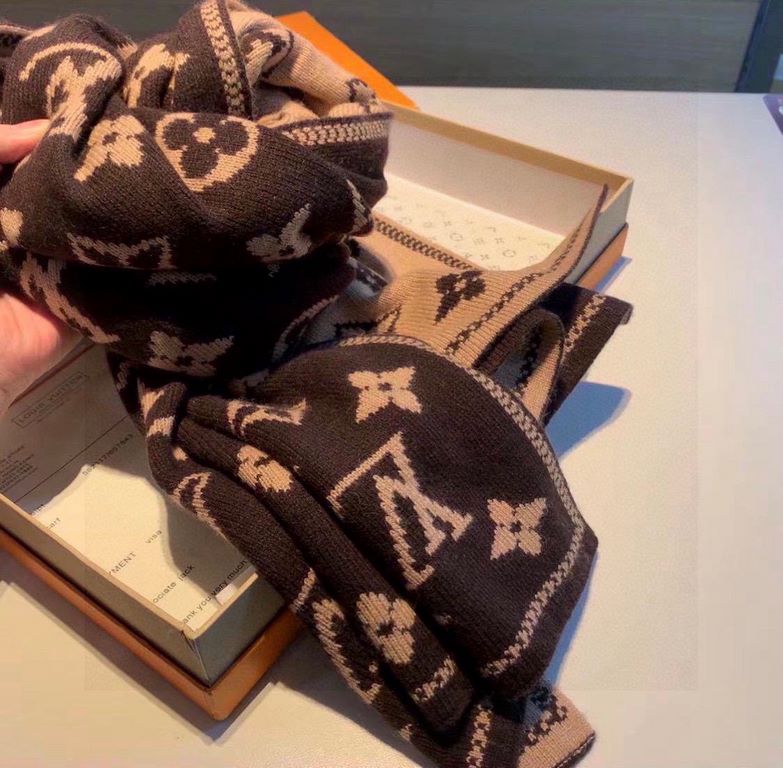 Price LV multi-functional knitted scarf, top high-end goods    stunningly beautiful versatile models   counter limited to oh   money are very difficult to order     top cashmere knitted scarf, the entire scarf all handma