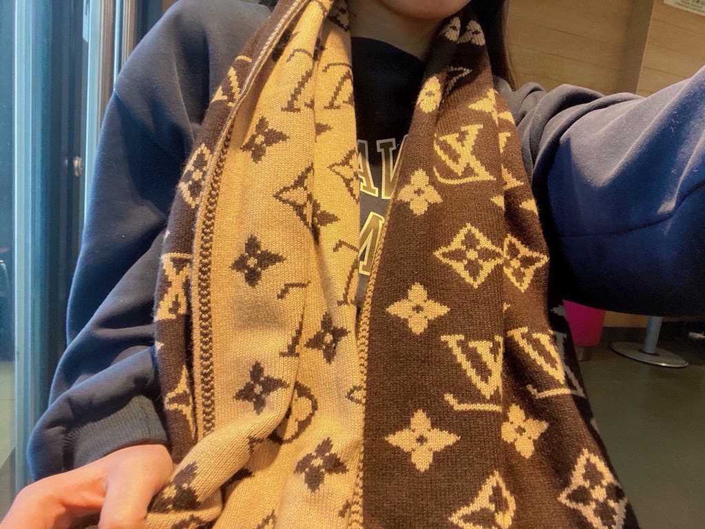 Price LV multi-functional knitted scarf, top high-end goods    stunningly beautiful versatile models   counter limited to oh   money are very difficult to order     top cashmere knitted scarf, the entire scarf all handma