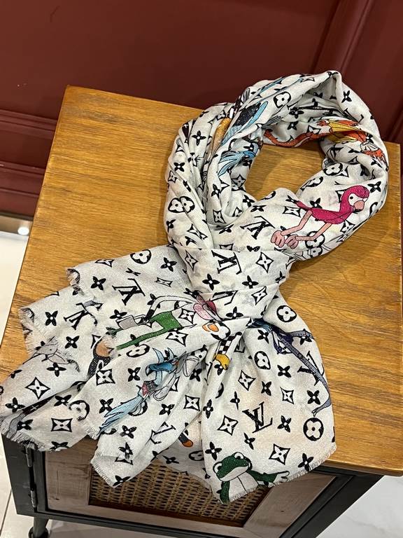 top guest silver line silver line cashmere long scarf, donkey family new [L cartoon pattern silver line long scarf] top cashmere printing, show LV letters in the classic Monogram pattern dexterity change, cartoon element