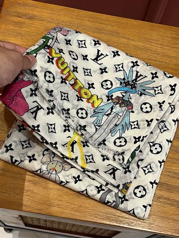 top guest silver line silver line cashmere long scarf, donkey family new [L cartoon pattern silver line long scarf] top cashmere printing, show LV letters in the classic Monogram pattern dexterity change, cartoon element