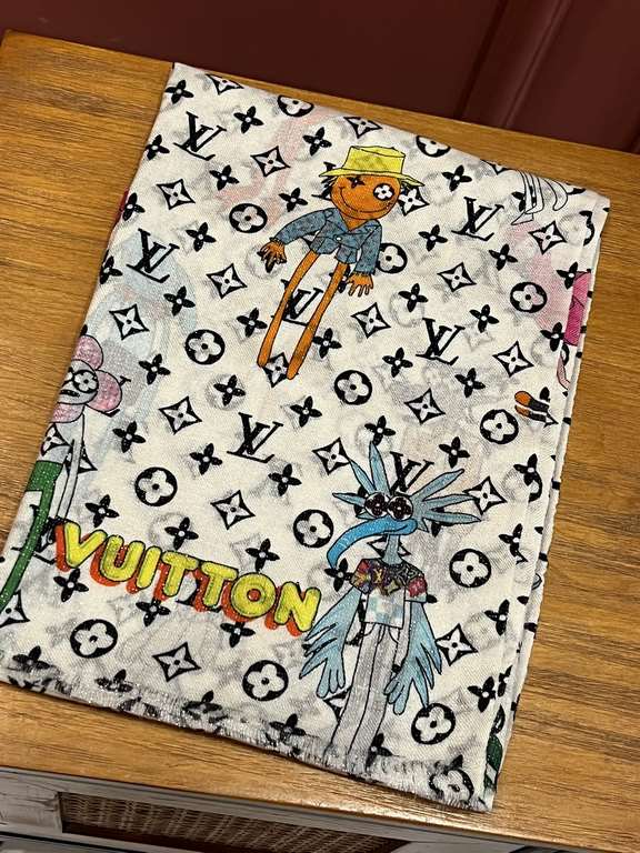 top guest silver line silver line cashmere long scarf, donkey family new [L cartoon pattern silver line long scarf] top cashmere printing, show LV letters in the classic Monogram pattern dexterity change, cartoon element