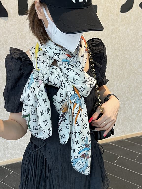 top guest silver line silver line cashmere long scarf, donkey family new [L cartoon pattern silver line long scarf] top cashmere printing, show LV letters in the classic Monogram pattern dexterity change, cartoon element