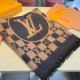 LV's latest scarf, the welfare of men and women Super gentle and foreign-style double-sided design! Feeling this is more youthful and gentle than the previous design, more temperament! Feel she can match with 10,000 piec