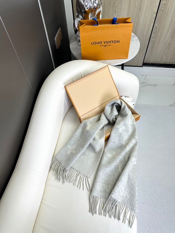 The price comes with the full box in the picture! Lv Donkey #          Reversible Cashmere ScarfA scarf that will last a lifetime. A classic that will never go out of style.The cashmere material is not at all tangled You