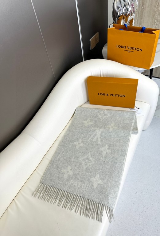 The price comes with the full box in the picture! Lv Donkey #          Reversible Cashmere ScarfA scarf that will last a lifetime. A classic that will never go out of style.The cashmere material is not at all tangled You