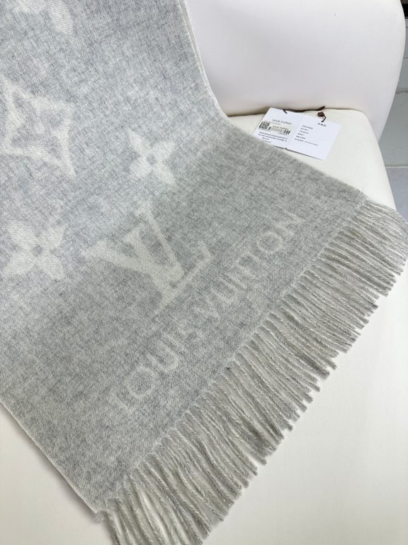 The price comes with the full box in the picture! Lv Donkey #          Reversible Cashmere ScarfA scarf that will last a lifetime. A classic that will never go out of style.The cashmere material is not at all tangled You