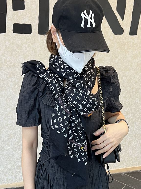 The new limited series of pop-ups to la LV original single authentic. Early fall staple models. Wear Le Tout Paris long scarf LV bags and the bottom of the logo rich details, more feminine charm. The real hall of fame sc