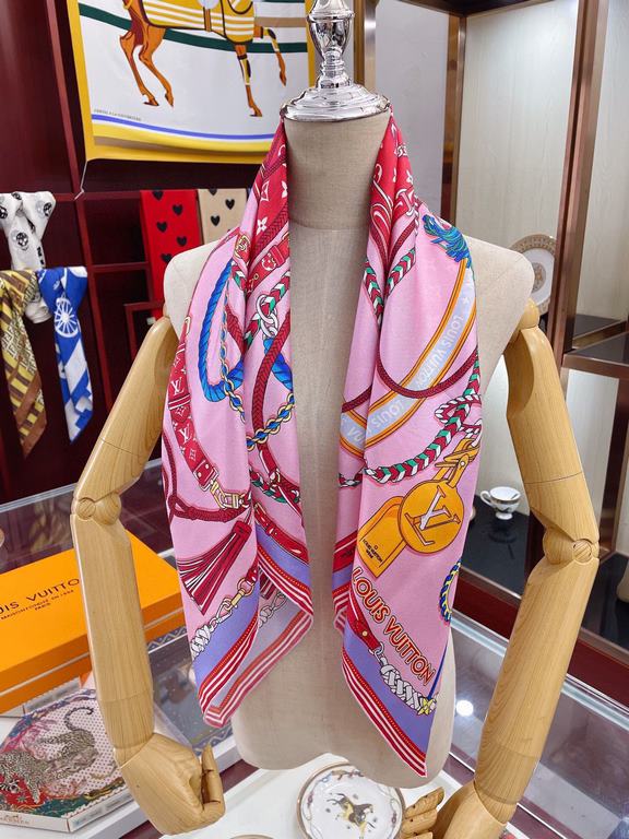 Gives the scarf more very easy to modeling. Very heavyweight luxury design, on the body but different lining people noble temperament! Simple bottoming with this scarf, simple collocation but give people a very comfortab