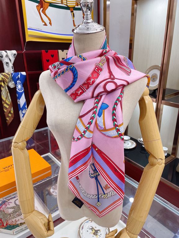 Gives the scarf more very easy to modeling. Very heavyweight luxury design, on the body but different lining people noble temperament! Simple bottoming with this scarf, simple collocation but give people a very comfortab