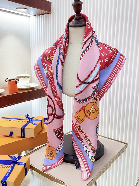 Gives the scarf more very easy to modeling. Very heavyweight luxury design, on the body but different lining people noble temperament! Simple bottoming with this scarf, simple collocation but give people a very comfortab