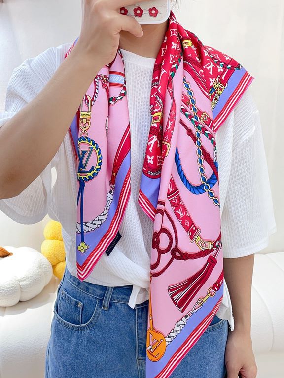 Gives the scarf more very easy to modeling. Very heavyweight luxury design, on the body but different lining people noble temperament! Simple bottoming with this scarf, simple collocation but give people a very comfortab