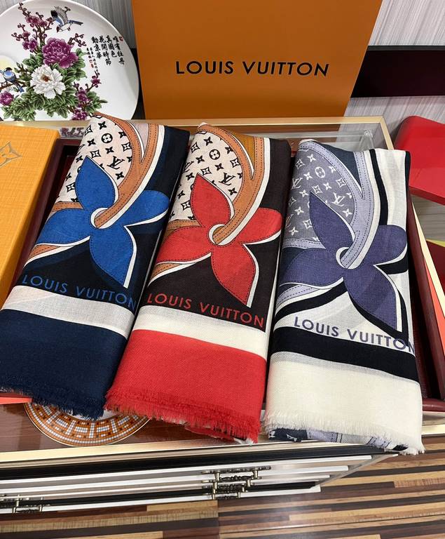 New LV 2023 latest models   top design is too beautiful, truly awesome   [double-sided ring velvet long scarf]    physical genuinely beautiful   shawl with prints      regardless of the design of the airbrush are very in