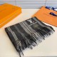 New LV high-quality imported cashmere scarf shocked on the shelves of overseas counters latest men and women couple cashmere scarf domestic counters have not been on the shelves from the style to the fabric are very good