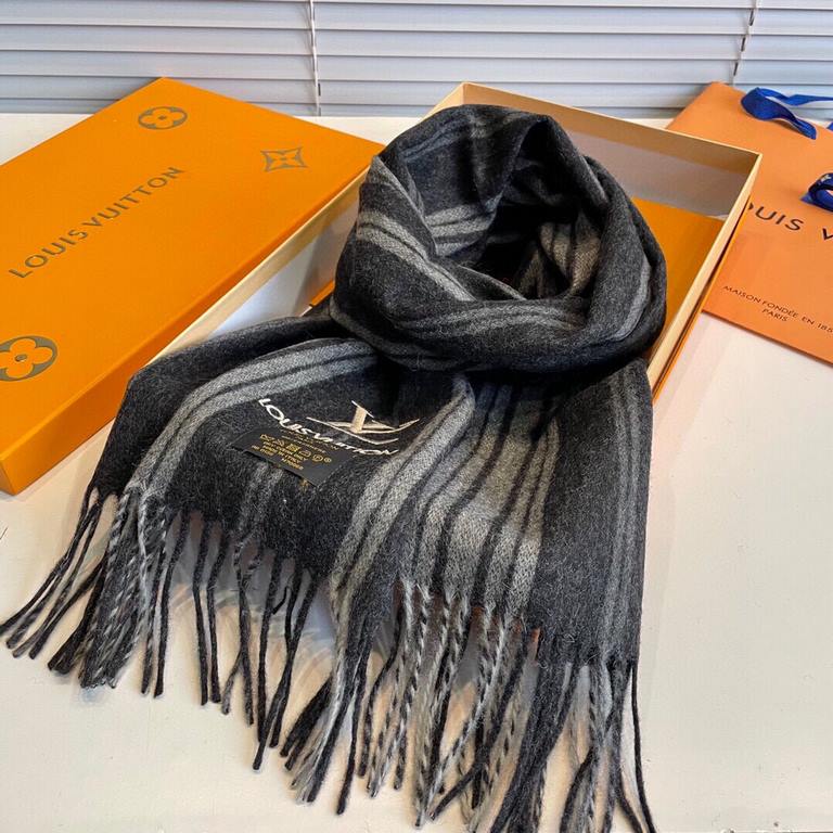 New LV high-quality imported cashmere scarf shocked on the shelves of overseas counters latest men and women couple cashmere scarf domestic counters have not been on the shelves from the style to the fabric are very good