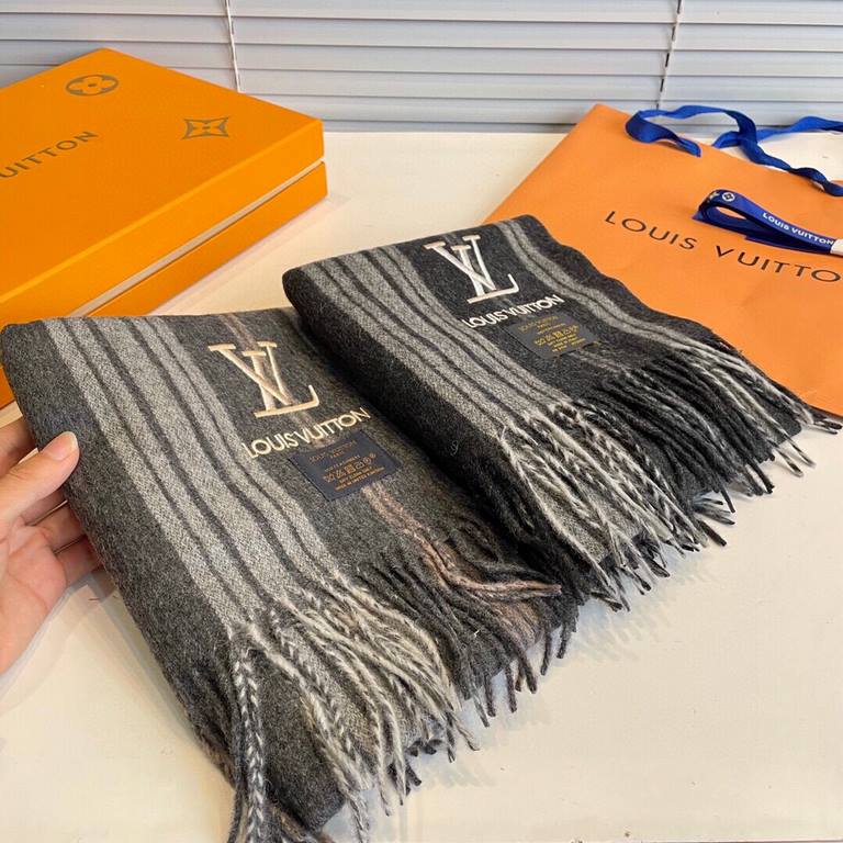 New LV high-quality imported cashmere scarf shocked on the shelves of overseas counters latest men and women couple cashmere scarf domestic counters have not been on the shelves from the style to the fabric are very good