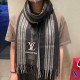 New LV high-quality imported cashmere scarf shocked on the shelves of overseas counters latest men and women couple cashmere scarf domestic counters have not been on the shelves from the style to the fabric are very good