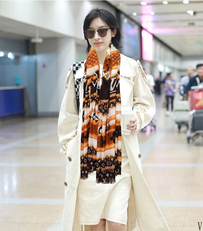 LV 2023 latest models   top design is too beautiful, genuinely awesome   [cashmere long scarf]    physical genuinely beautiful   shawl with prints      regardless of the design of the airbrush are very in place   details