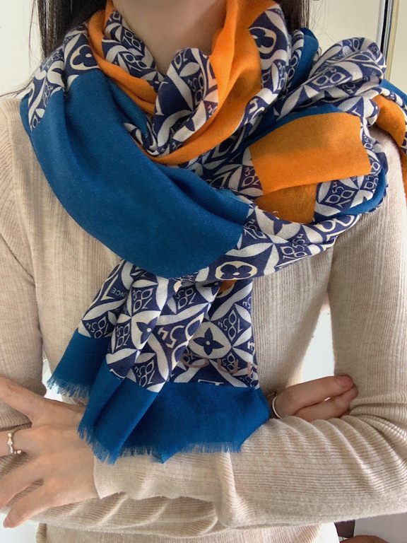 Lv's new four-leaf clover  print with the classic Monogram pattern and many of Louis Vuitton's signature design elements give this new scarf an enduring fashionable appeal. This scarf will add a touch of sophistication t