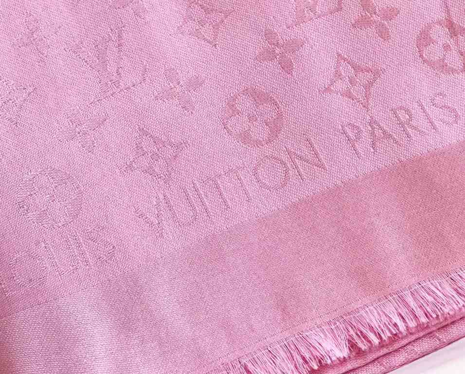 This shawl mixes silk and cotton for a soft and warm texture, decorated with Louis Vuitton Paris, classic and timeless.  140140cm