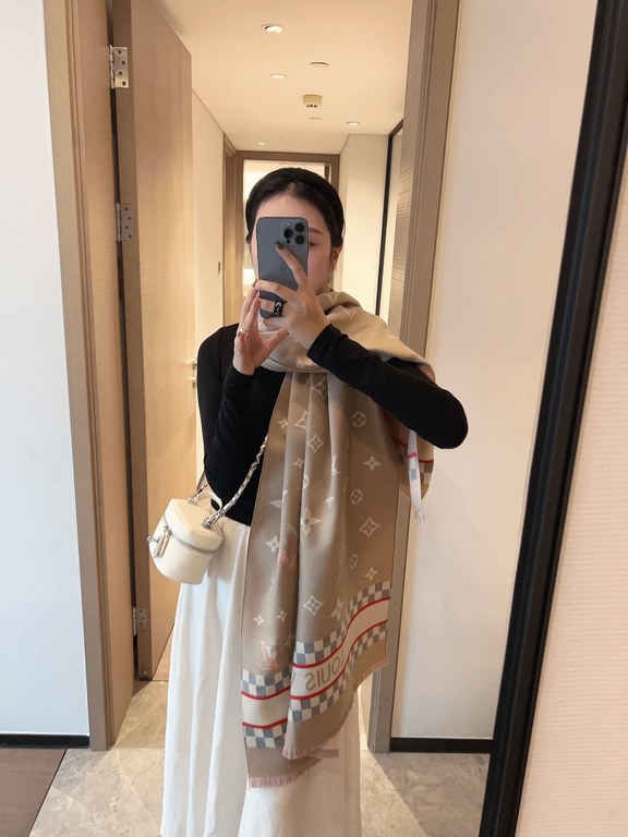 Original single authentic , LV counter new, foreign counter special. Scarf shawl, luxury atmosphere small qualifications   exquisite all the beautiful language used in it is not too much, the fashion mirror badge skillfu