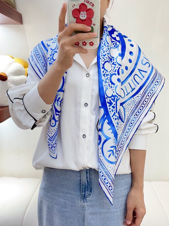 Gives the scarf more very easy to modeling. Very heavyweight luxury design, on the body but different lining people noble temperament! Simple bottoming with this scarf, simple collocation but give people a very comfortab