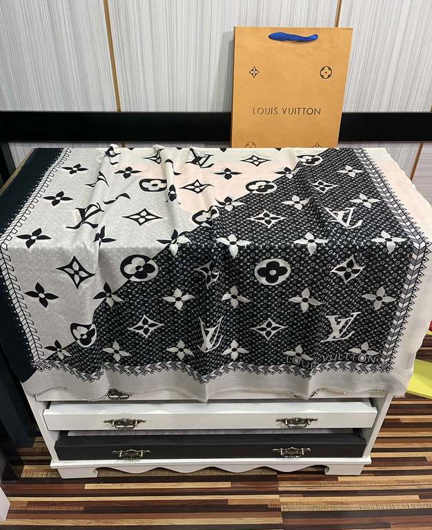 New LV latest models  , high-end atmosphere upscale [cashmere long scarf]   physical genuinely beautiful   shawl with prints      regardless of the design of the airbrush are very well in place   details are visible   th