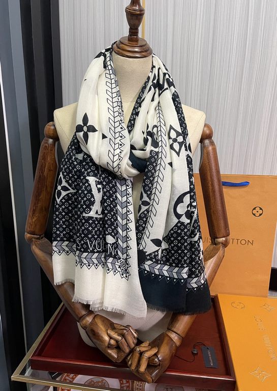 New LV latest models  , high-end atmosphere upscale [cashmere long scarf]   physical genuinely beautiful   shawl with prints      regardless of the design of the airbrush are very well in place   details are visible   th