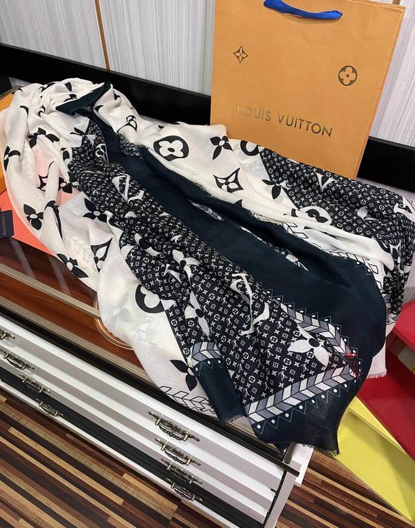 New LV latest models  , high-end atmosphere upscale [cashmere long scarf]   physical genuinely beautiful   shawl with prints      regardless of the design of the airbrush are very well in place   details are visible   th