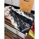 New LV latest models  , high-end atmosphere upscale [cashmere long scarf]   physical genuinely beautiful   shawl with prints      regardless of the design of the airbrush are very well in place   details are visible   th