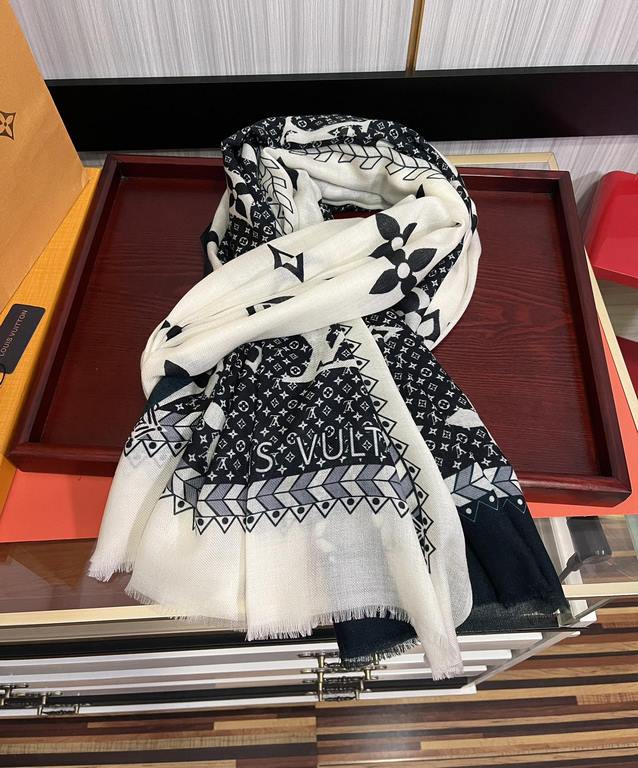 New LV latest models  , high-end atmosphere upscale [cashmere long scarf]   physical genuinely beautiful   shawl with prints      regardless of the design of the airbrush are very well in place   details are visible   th