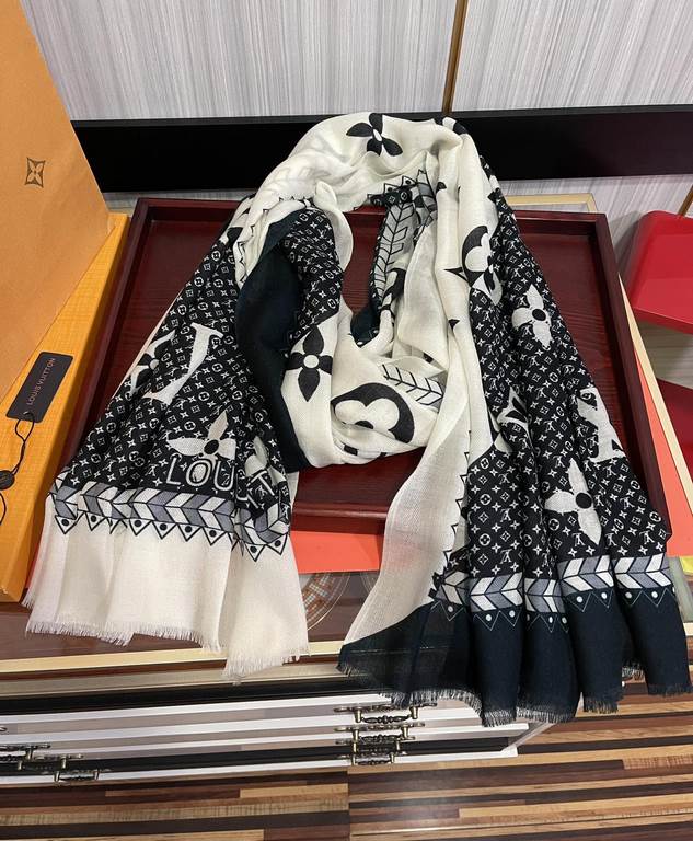 New LV latest models  , high-end atmosphere upscale [cashmere long scarf]   physical genuinely beautiful   shawl with prints      regardless of the design of the airbrush are very well in place   details are visible   th