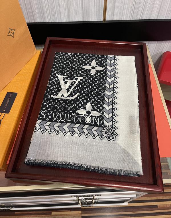 New LV latest models  , high-end atmosphere upscale [cashmere long scarf]   physical genuinely beautiful   shawl with prints      regardless of the design of the airbrush are very well in place   details are visible   th