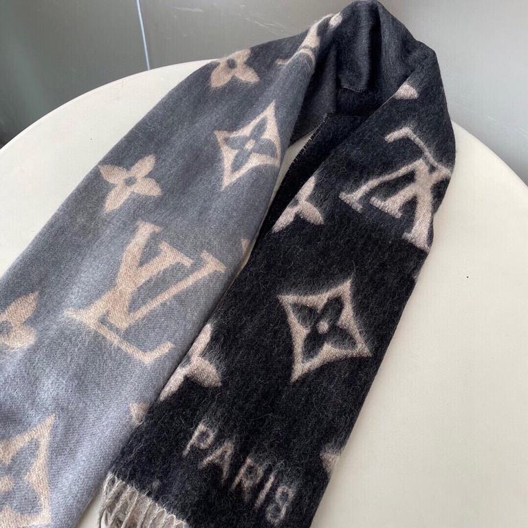 Louis Vuitton - REYKJAVIK GRADIENT Gradient Cashmere Scarf  official website 8500 LV can indeed be heirloom, so the classic in the classic, this scarf is based on the classic Louis Vuitton styles, two soft gradient color