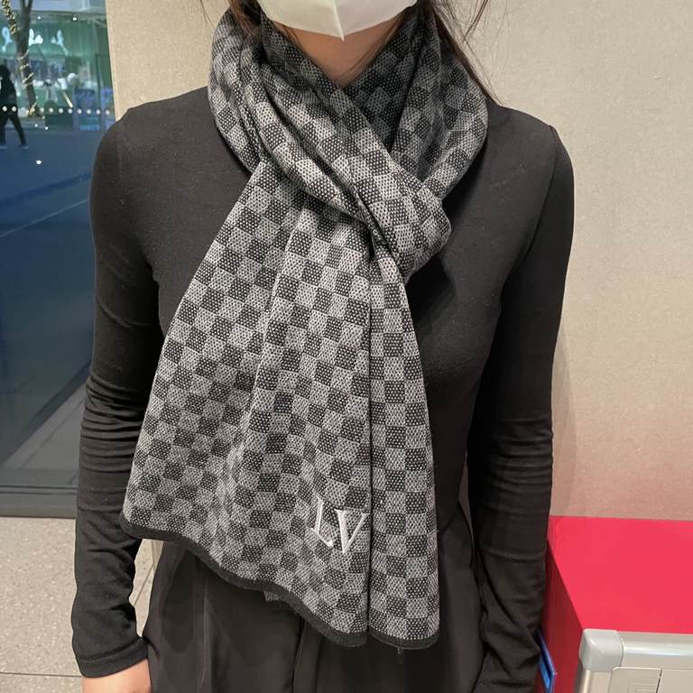 Rage to push the volume of new models   heavy recommended   LV2023 official website the latest models   knitted cashmere material   very warm   soft and skin-friendly, do not tie the neck   the classic plain scarf design