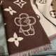 LV Sunflower Donkey's newest scarf classic mascot redesigned properly versatile models, eye-catching logo design classic black and grey color scheme is really not too good-looking 100% wool feel simply fine yarn weaving 