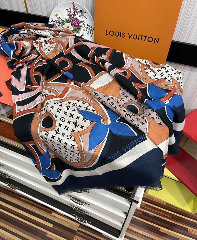 New LV 2023 latest models   top design is too beautiful, truly awesome   [double-sided ring velvet long scarf]    physical genuinely beautiful   shawl with prints      regardless of the design of the airbrush are very in