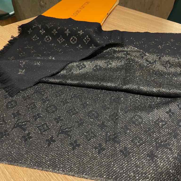 priceRunway model coming in ~ gold silk lv long scarf ~ super sparkly. Can be worn close to the body. After choosing several silver silk finally picked the best one ~ beautiful price. 40180!