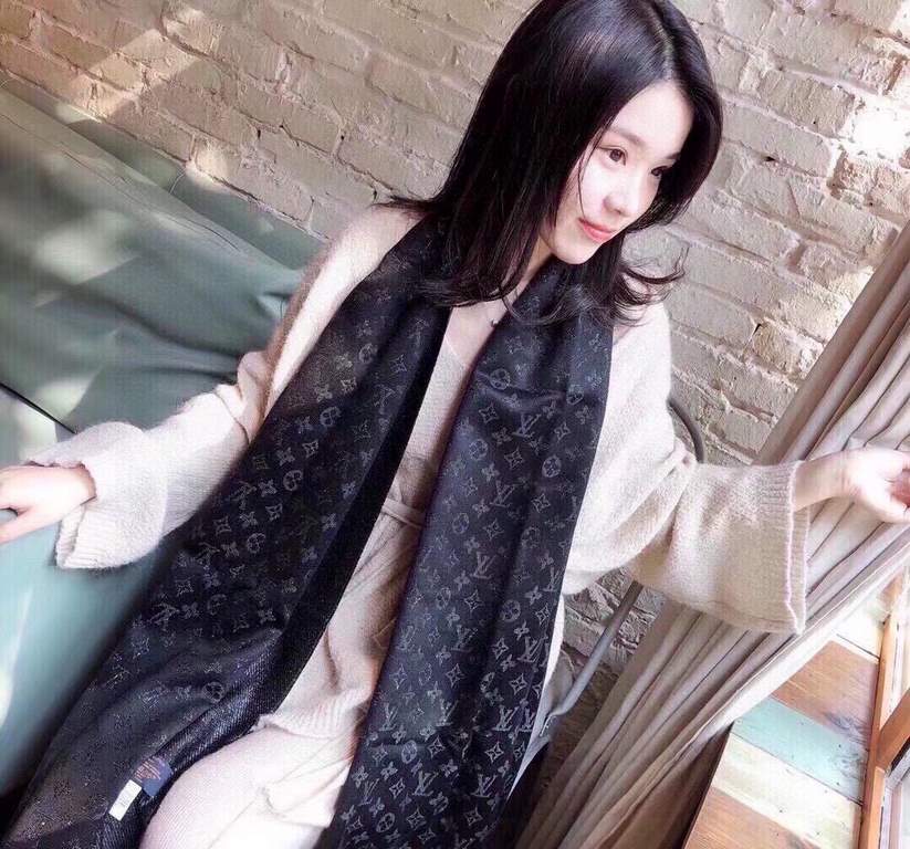 priceRunway model coming in ~ gold silk lv long scarf ~ super sparkly. Can be worn close to the body. After choosing several silver silk finally picked the best one ~ beautiful price. 40180!