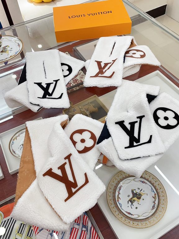 LV Shearling Teddy Scarf Fall and winter coat good friend! This scarf is not exactly new, it came out a year ago, the amount released was not large basically empty in seconds, and now it's finally back on order. This yea