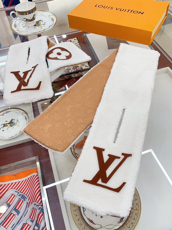 LV Shearling Teddy Scarf Fall and winter coat good friend! This scarf is not exactly new, it came out a year ago, the amount released was not large basically empty in seconds, and now it's finally back on order. This yea