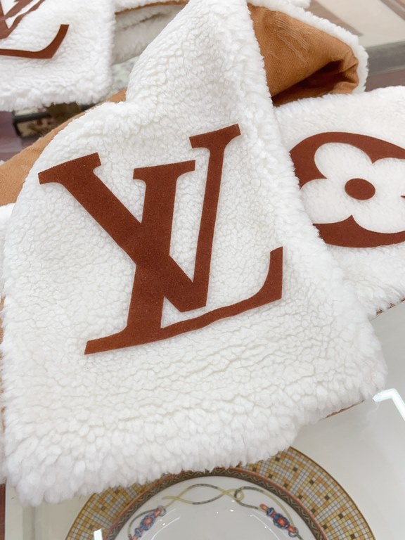 LV Shearling Teddy Scarf Fall and winter coat good friend! This scarf is not exactly new, it came out a year ago, the amount released was not large basically empty in seconds, and now it's finally back on order. This yea