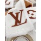 LV Shearling Teddy Scarf Fall and winter coat good friend! This scarf is not exactly new, it came out a year ago, the amount released was not large basically empty in seconds, and now it's finally back on order. This yea