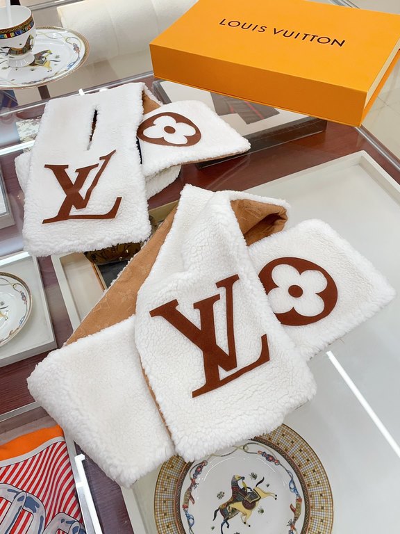 LV Shearling Teddy Scarf Fall and winter coat good friend! This scarf is not exactly new, it came out a year ago, the amount released was not large basically empty in seconds, and now it's finally back on order. This yea