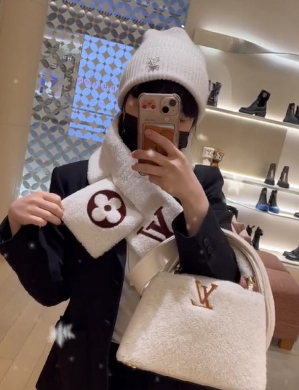 LV Shearling Teddy Scarf Fall and winter coat good friend! This scarf is not exactly new, it came out a year ago, the amount released was not large basically empty in seconds, and now it's finally back on order. This yea