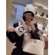 LV Shearling Teddy Scarf Fall and winter coat good friend! This scarf is not exactly new, it came out a year ago, the amount released was not large basically empty in seconds, and now it's finally back on order. This yea