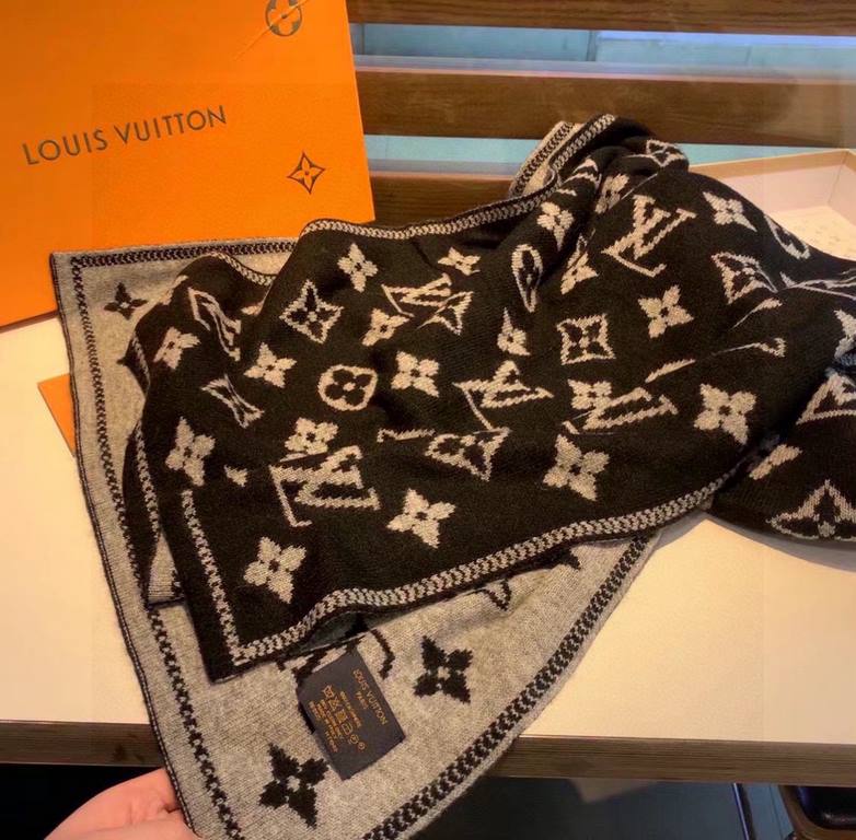 Price LV multi-functional knitted scarf, top high-end goods    stunningly beautiful versatile models   counter limited to oh   money are very difficult to order     top cashmere knitted scarf, the entire scarf all handma